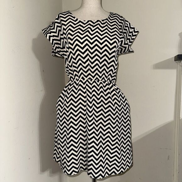 Pink Republic Chevron Print Design Black Ivory Mini Dress Pockets Sz Small EUC - Picture 1 of 13